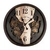Zegar ścienny z widocznymi mechanizmami zębatkowymi, posiada tarczę z dużymi cyframi 12 i 6 oraz napisem "EDINBURGH CLOCK WORKS COMPANY" i "EST.1923". Obudowa zegara jest brązowa, a na krawędzi tarczy znajdują się wypukłe napisy z cyframi od jeden do dwan