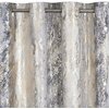 Zasłona o wymiarach 135 x 250 cm w kolorze srebrno-szampańskim z abstrakcyjnym wzorem, zawieszona na metalowym karniszu. Materiał ma teksturę przypominającą marmur z odcieniami szarości, srebra i złota.
