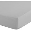 Jasnoszare prześcieradło z gumką, dopasowane do materaca, ukazane z bliska, prezentuje gładką powierzchnię i staranne wykończenie. Produkt ma wymiary 180 x 200 cm.