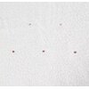 Biały ręcznik z kapturem o fakturze frotte, ozdobiony jest małymi, różowymi serduszkami rozmieszczonymi równomiernie na powierzchni. Produkt ma wymiary 100 x 100 cm.