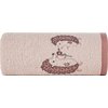 Ręcznik w kolorze różowym z haftowanym wzorem przedstawiającym dwa jeże trzymające kwiat. Produkt ma teksturę frotte i jest zwinięty w rolkę.