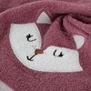 Różowa myjka kąpielowa z haftowanym wzorem przedstawiającym twarz zwierzątka z zamkniętymi oczami i brązowym noskiem. Materiał jest miękki i puszysty, a uszy zwierzątka są wyraźnie zaznaczone.