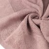 Pudrowy ręcznik o wymiarach 50 x 90 cm, z widoczną teksturą frotte, ułożony w miękkie fałdy. Produkt to "Ręcznik Lucy (16) Pudrowy 50 x 90 cm".