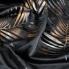 Czarno-szampańska zasłona z wzorem przypominającym liście, wykonana z połyskującego materiału. Wzór składa się z naprzemiennych, metalicznych i matowych pasów.