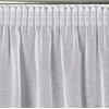 Biała firana o teksturze przypominającej delikatną siatkę, zawieszona na metalowym karniszu. Produkt to "Firana gotowa EUROFIRANY Lucila 140 x 270 cm Biało-szampański".