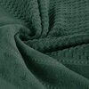 Zielony ręcznik o wymiarach 30 x 50 cm z widoczną teksturą w postaci plecionki i delikatnym wzorem na krawędziach. Materiał wygląda na miękki i puszysty, co sugeruje komfort użytkowania.