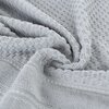 Srebrny ręcznik o wymiarach 30 x 50 cm z widoczną teksturą w formie wypukłych wzorów geometrycznych. Materiał wygląda na miękki i puszysty, z delikatnym połyskiem.