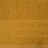 Miodowy ręcznik o wymiarach 30 x 50 cm z widocznym wzorem w romby i ozdobnym pasem. Materiał wygląda na miękki i puszysty, co sugeruje jego przyjemną teksturę.