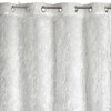 Biała zasłona o teksturze przypominającej puszyste włókna, zawieszona na metalowym karniszu z okrągłymi przelotkami. Produkt to "Zasłona EUROFIRANY Margaret 140 x 250 cm Biały".