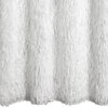 Biała zasłona o teksturze przypominającej puszyste włókna, układająca się w miękkie fałdy. Produkt to "Zasłona EUROFIRANY Margaret 140 x 250 cm Biały".