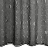 Czarna firana o wymiarach 140 x 270 cm z delikatnym, półprzezroczystym wzorem w kształcie półksiężyców. Materiał układa się w miękkie fale, tworząc elegancki efekt wizualny.