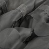Zbliżenie na czarną tkaninę firany z widocznymi detalami materiału i tekstury. Na zdjęciu widać również elementy dekoracyjne w postaci połyskujących pasów.