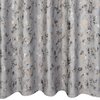 Srebrna zasłona o wymiarach 140 x 270 cm z kolekcji EUROFIRANY Mariela, z wzorem przypominającym nieregularne plamy w odcieniach szarości i beżu. Materiał układa się w miękkie fale.