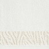 Biały ręcznik o wymiarach 30 x 50 cm z widocznym wzorem w jasnym kolorze na dolnym brzegu. Materiał ma teksturę frotte, a wzór przypomina motyw roślinny lub zwierzęcy.