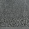 Szary ręcznik o teksturze frotte z widocznym wzorem na brzegu. Produkt ma wymiary 50 x 90 cm.