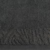 Szary ręcznik o teksturze frotte z widocznym wzorem na dolnym brzegu. Produkt ma wymiary 30 x 50 cm.