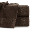 Brązowy ręcznik o wymiarach 30 x 50 cm z widocznym wzorem na krawędzi, ułożony na stosie. Materiał ma teksturę frotte, a wzór na krawędzi jest lekko połyskujący.