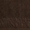 Brązowy ręcznik o fakturze frotte z widocznym ozdobnym pasem o wzorze przypominającym liście. Produkt ma wymiary 50 x 90 cm.