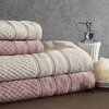 Ciemnoróżowy ręcznik o wymiarach 30 x 50 cm z widoczną teksturą i ozdobnymi pasami. Na powierzchni ręcznika znajdują się delikatne wzory geometryczne.