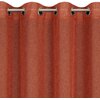 Czerwona zasłona z tkaniny o fakturze przypominającej len, z metalowymi przelotkami na górze. Produkt to "Zasłona EUROFIRANY Angelica 140 x 250 cm Rudy".