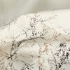 Zdjęcie przedstawia fragment zasłony w kolorze kremowo-szampańskim z delikatnym, nieregularnym wzorem w odcieniach brązu i czerni. Materiał ma lekko połyskującą powierzchnię, co dodaje mu elegancji.