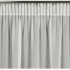 Biała firana o wymiarach 140 x 270 cm, zawieszona na karniszu, z delikatnymi pionowymi fałdami. Górna część firany ma subtelne marszczenia, które dodają jej elegancji.