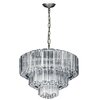 Na zdjęciu znajduje się lampa sufitowa z przezroczystymi, pionowymi elementami szklanymi, zawieszona na metalowym łańcuchu. Lampa ma elegancki, wielowarstwowy design, który tworzy efektowne odbicia światła.