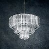 Na zdjęciu znajduje się lampa sufitowa z przezroczystymi, pionowymi elementami, zawieszona na łańcuchu na tle ciemnej, teksturowanej ściany. Lampa ma elegancki, wielowarstwowy design, który odbija światło.