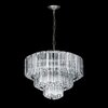 Na zdjęciu widoczna jest lampa sufitowa z przezroczystymi, pionowymi elementami szklanymi, zawieszona na metalowym łańcuchu. Tło jest całkowicie czarne, co podkreśla elegancki design lampy.