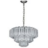 Lampa sufitowa z przezroczystymi, szklanymi elementami ułożonymi w kształt przypominający odwrócony kielich, zawieszona na metalowym łańcuchu. Produkt ma elegancki, nowoczesny design z wyraźnie widocznymi geometrycznymi wzorami.