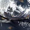Pościel w ciemnogranatowym kolorze z motywem kwiatowym i ważkami, składająca się z poszwy na kołdrę oraz dwóch poduszek. Obok łóżka znajduje się stolik z lampką i zegarem.