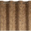 Zasłona w kolorze miodowo-złotym z widocznym wzorem przypominającym marmur, zawieszona na metalowym karniszu. Produkt to "Zasłona EUROFIRANY Kornelia 140 x 250 cm Miodowo-złoty".