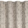 Jasnobeżowo-złota zasłona z kolekcji EUROFIRANY Kornelia o wymiarach 140 x 250 cm, zawieszona na metalowym karniszu, posiada wzór przypominający nieregularne, ciemniejsze smugi. Materiał ma delikatny połysk, co dodaje elegancji.