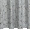 Zasłona o wzorze przypominającym marmur w odcieniach srebra i złota, z widocznymi pionowymi fałdami materiału. Produkt to "Zasłona EUROFIRANY Kornelia 140 x 250 cm Srebrno-złoty".