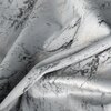 Zasłona w kolorze srebrno-złotym z delikatnym, nieregularnym wzorem przypominającym marmur. Materiał jest lekko pofałdowany, co dodaje mu tekstury i głębi.