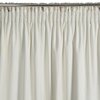 Zasłona w kolorze kremowo-szampańskim z widocznymi marszczeniami na górze. Produkt to "Zasłona EUROFIRANY Selena 140 x 270 cm Kremowo-szampański".