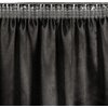 Czarno-srebrna zasłona o wymiarach 140 x 270 cm z widocznym marszczeniem na górze. Materiał ma delikatny połysk i jest zawieszony na przezroczystych haczykach.