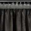 Czarno-srebrna zasłona o wymiarach 140 x 270 cm, zawieszona na metalowym karniszu za pomocą przezroczystych żabek. Górna część zasłony ma delikatny, siatkowy wzór.