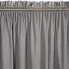 Na zdjęciu widoczna jest zasłona w kolorze srebrno-szampańskim, z marszczeniami na górze. Materiał jest jednolity, a zasłona jest zawieszona na karniszu.