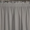 Srebrno-szampańska zasłona o wymiarach 140 x 270 cm, zawieszona na metalowych kółkach. Materiał jest gładki i równomiernie pofałdowany.