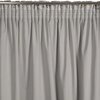 Srebrno-szampańska zasłona o wymiarach 140 x 270 cm, zawieszona na karniszu, z widocznymi marszczeniami na górze. Materiał jest jednolity, bez wzorów.