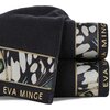 Czarny ręcznik z ozdobnym wzorem w białe i zielone motywy oraz złotym napisem "EVA MINGE" na brzegu. Produkt ma wymiary 30 x 50 cm.