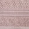 Pudrowy ręcznik o wymiarach 50 x 90 cm z widocznym wzorem w postaci prostokątów i poziomych pasków. Struktura materiału jest zróżnicowana, z wyraźnie zaznaczonymi teksturami i detalami.