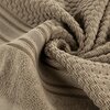 Beżowy ręcznik o wymiarach 50 x 90 cm z widocznymi różnorodnymi teksturami i wzorami, w tym paskami i geometrycznymi kształtami. Materiał wygląda na miękki i puszysty, co sugeruje komfort użytkowania.