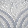 Zdjęcie przedstawia fragment materiału z pościeli o wzorze w odcieniach srebra i szarości. Wzór składa się z symetrycznych, zakrzywionych linii tworzących dekoracyjny motyw.