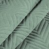 Zielona narzuta z tkaniny o widocznym wzorze w jodełkę, z wyraźną fakturą materiału. Produkt ma wymiary 220 x 240 cm.