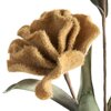 Dekoracyjny kwiat w jasnobrązowym kolorze o teksturowanych, puszystych płatkach, z zielonymi liśćmi i łodygą. Produkt ma naturalny wygląd i jest wykonany z materiału przypominającego tkaninę.