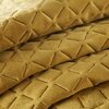 Zbliżenie na narzutę w kolorze miodowym z wyraźnym, geometrycznym wzorem w kształcie rombów. Materiał ma aksamitną teksturę i delikatny połysk.