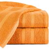 Pomarańczowy ręcznik o wymiarach 50 x 90 cm, z widocznymi poziomymi pasami w jaśniejszym odcieniu, leży złożony na sobie. Materiał ręcznika ma wyraźną fakturę frotte, co podkreśla jego miękkość i puszystość.