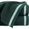 Ciemnozielony ręcznik o wymiarach 30 x 50 cm z widoczną teksturą i jasnymi paskami na krawędziach. Produkt jest złożony, ukazując detale materiału.